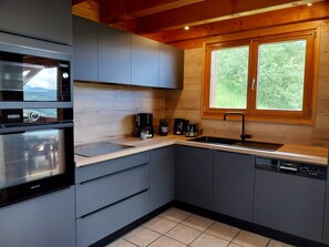 Fridge, microwave, oven, dishwasher - Spacious chalet with Wi-Fi and parking, pets allowed (Les Gets)