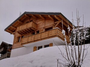 Exterior - Spacious chalet with Wi-Fi and parking, pets allowed (Les Gets)