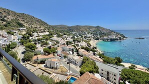 Eine Küstenstadt mit Gebäuden, einem Strand und Booten.