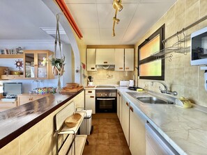 Fridge, microwave, oven, dishwasher - Apartment in Roses with private parking, 2 bedrooms and large terrace (Roses)