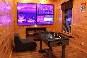 Games room - Cozy Creek view Cabin near Gatlinburg and Pigeon Forge (Sevierville)