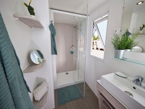 Bathroom - Comfortable Mobile Home 3 Bedrooms with Terrace (Valloire-sur-Cisse)