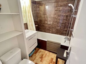 Bathroom - Studio Cabin with Parking and Pool, Near Beach (Cap d'Agde)