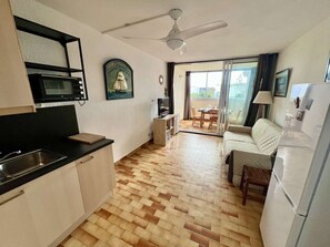TV - Studio Cabin with Parking and Pool, Near Beach (Cap d'Agde)