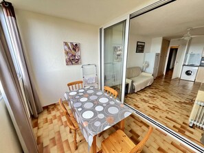 Dining - Studio Cabin with Parking and Pool, Near Beach (Cap d'Agde)