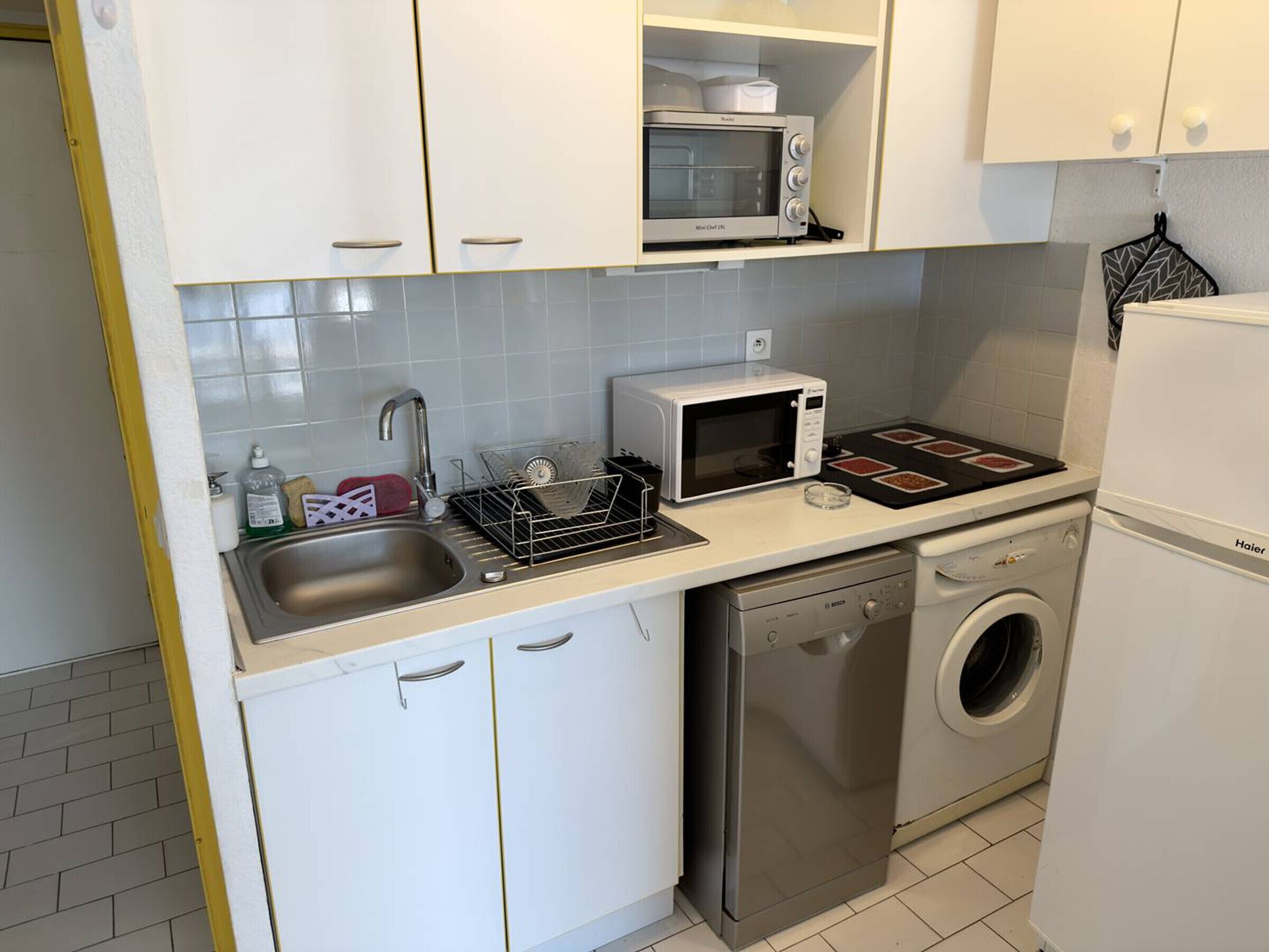 Een koelkast, een microgolfoven, een kookplaat, een vaatwasser