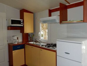 Fridge, microwave - Cozy Mobile Home for 4 with Terrace (Tallard)
