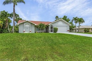 Exterior - Private Pool Oasis - Saltwater Hot Tub - Basketball & Pickleball (Cape Coral)