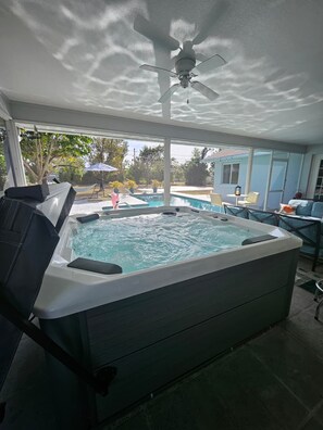 Terrace/patio - Private Pool Oasis - Saltwater Hot Tub - Basketball & Pickleball (Cape Coral)