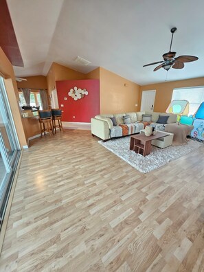 Living area - Private Pool Oasis - Saltwater Hot Tub - Basketball & Pickleball (Cape Coral)