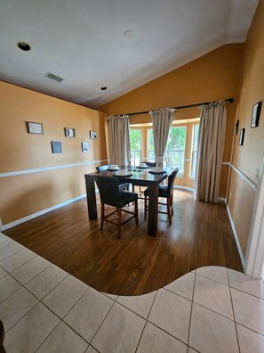 Dining - Private Pool Oasis - Saltwater Hot Tub - Basketball & Pickleball (Cape Coral)