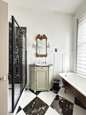 Shower, hair dryer, towels, soap - Luxury boutique 3-storey townhouse near the sea, eateries and bars. Sleeps 14. (Saltburn-by-the-Sea)
