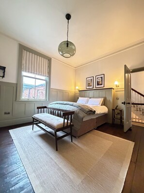5 habitaciones, tabla de planchar con plancha, wifi y ropa de cama 