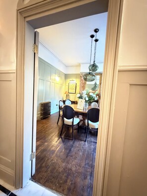 Dining - Luxury boutique 3-storey townhouse near the sea, eateries and bars. Sleeps 14. (Saltburn-by-the-Sea)