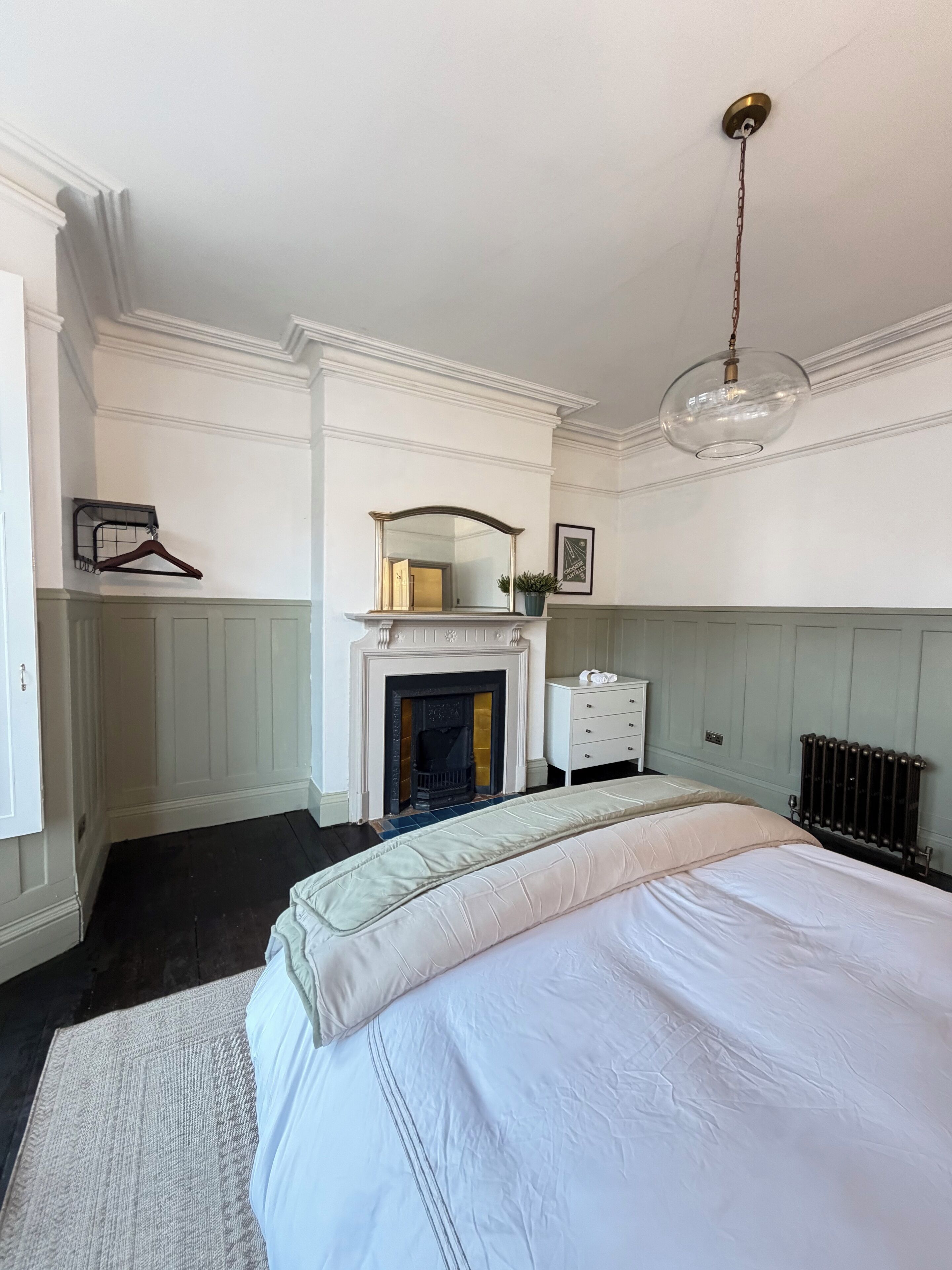 5 bedrooms, iron/ironing board, WiFi, bed sheets