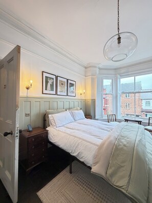 5 bedrooms, iron/ironing board, WiFi, bed sheets - Luxury boutique 3-storey townhouse near the sea, eateries and bars. Sleeps 14. (Saltburn-by-the-Sea)