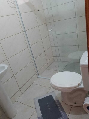 Een douche, een haardroger, handdoeken, zeep