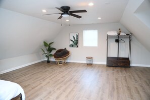 Unclassified image, 4 of 32, button