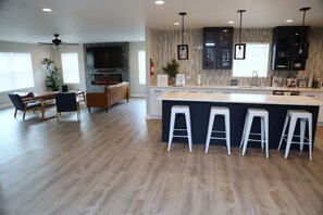 Unclassified image, 3 of 32, button