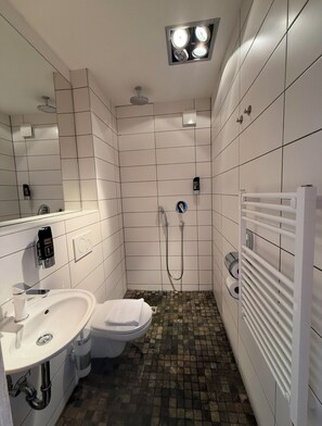 Basic-Doppelzimmer | Badezimmer