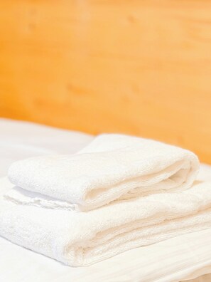 A stack of white towels. - URBAN OAK Smart Stay (Cologne)