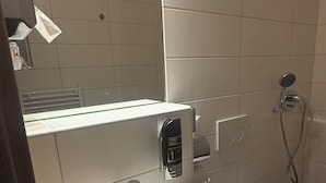 Ein Badezimmer mit Waschbecken, Handwaschbecken, Toilette und Dusche.
