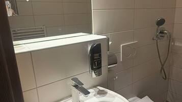 Quarto triplo básico | Banheiro