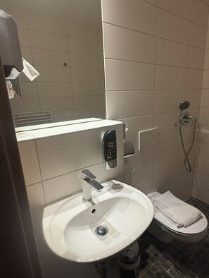 ベーシック トリプルルーム | バスルーム