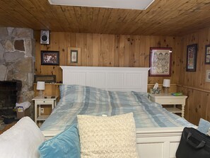 4 bedrooms, WiFi, bed sheets - Spacious Deep Creek Lake Retreat Near Wisp and Pet-Friendly (McHenry)
