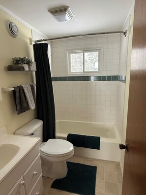 Regadera, toallas, jabón, papel de baño 