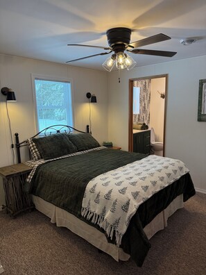 2 bedrooms, free WiFi, bed sheets - Charming Lakefront Cabin. 100 ft private beach with dock on Lake of the Falls. (Mercer)