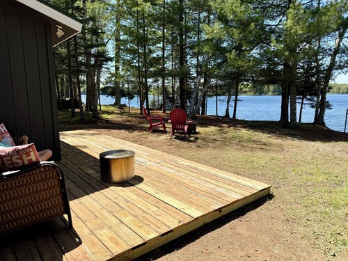 Charming Lakefront Cabin. 100 ft private beach with dock on Lake of the Falls.