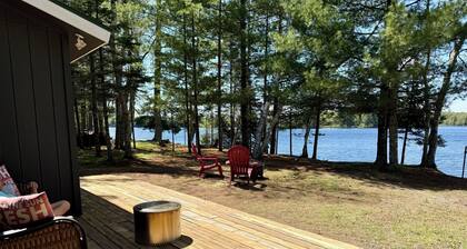 Charming Lakefront Cabin. 100 ft private beach with dock on Lake of the Falls.