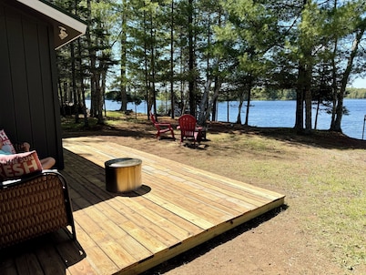 Charming Lakefront Cabin. 100 ft private beach with dock on Lake of the Falls.