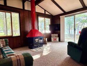 Smart TV, fireplace - Charming Lakefront Cabin. 100 ft private beach with dock on Lake of the Falls. (Mercer)
