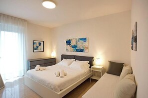 Unclassified image, 4 of 25, button - Casa Nica is a charming apartment 100 meters from the sea of ​​Lido Di Camaiore, near the splendid promenade and the fascinating pier. It consists of 1 equipped kitchen, 1 large living room with dining room, 2 double bedrooms with 1 single sofa each, (Lido di Camaiore)