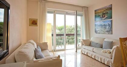 Casa Nica is a charming apartment 100 meters from the sea of Lido Di Camaiore, near the splendid promenade and the fascinating pier. It consists of 1 equipped kitchen, 1 large living room with dining room, 2 double bedrooms with 1 single sofa each,