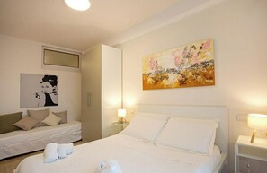 Unclassified image, 3 of 25, button - Casa Nica is a charming apartment 100 meters from the sea of ​​Lido Di Camaiore, near the splendid promenade and the fascinating pier. It consists of 1 equipped kitchen, 1 large living room with dining room, 2 double bedrooms with 1 single sofa each, (Lido di Camaiore)