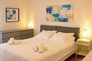 Room - Casa Nica is a charming apartment 100 meters from the sea of ​​Lido Di Camaiore, near the splendid promenade and the fascinating pier. It consists of 1 equipped kitchen, 1 large living room with dining room, 2 double bedrooms with 1 single sofa each, (Lido di Camaiore)