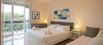 Casa Nica is a charming apartment 100 meters from the sea of ​​Lido Di Camaiore, near the splendid promenade and the fascinating pier. It consists of 1 equipped kitchen, 1 large living room with dining room, 2 double bedrooms with 1 single sofa each,