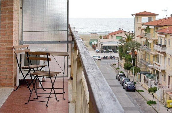 Unclassified image, 1 of 25, button - Casa Nica is a charming apartment 100 meters from the sea of ​​Lido Di Camaiore, near the splendid promenade and the fascinating pier. It consists of 1 equipped kitchen, 1 large living room with dining room, 2 double bedrooms with 1 single sofa each, (Lido di Camaiore)