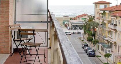 Casa Nica is a charming apartment 100 meters from the sea of Lido Di Camaiore, near the splendid promenade and the fascinating pier. It consists of 1 equipped kitchen, 1 large living room with dining room, 2 double bedrooms with 1 single sofa each,