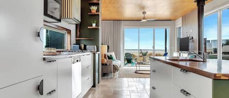 Geladeira, micro-ondas, fogão, cooktop