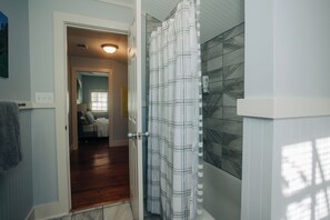 Secadora de cabello, toallas, jabón, shampoo