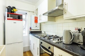 Wasserkocher mit Kaffee-/Teezubehör, Kühlschrank, Mikrowelle, Ofen