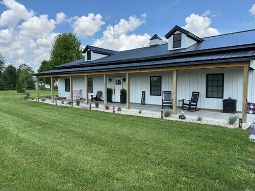 Farmhouse Retreat
5 minutes from Ruoff Music Center