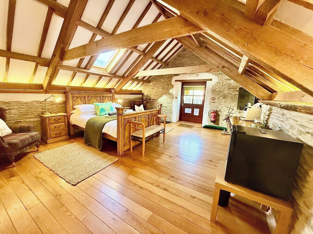 8 bedrooms, iron/ironing board, internet, bed sheets