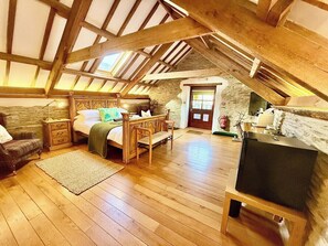 8 bedrooms, iron/ironing board, Internet, bed sheets - Exclusive Vineyard Estate for 18 Guests (Carmarthenshire)