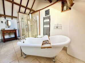Hair dryer, towels - Exclusive Vineyard Estate for 18 Guests (Carmarthenshire)