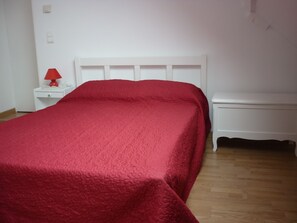 1 bedroom, iron/ironing board, WiFi, bed sheets - 2-storey house (Bailly-Romainvilliers)